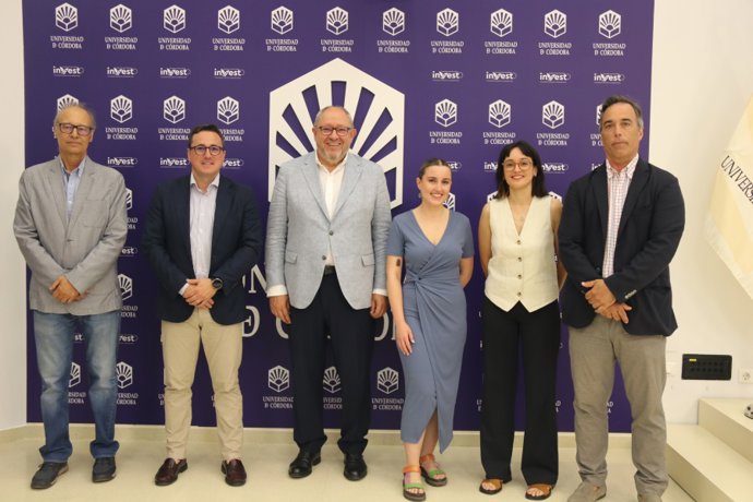 Autoridades académicas junto al alcalde de Torres tras la firma del convenio.