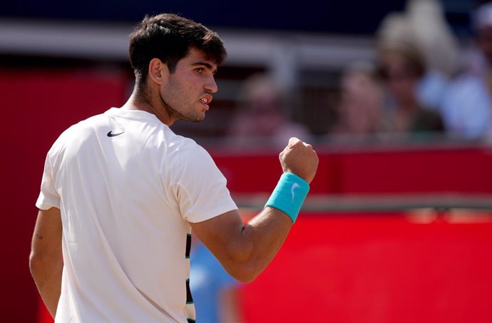 17 June 2025, United Kingdom, London: Spanish tennis player Carlos Alcaraz reacts during his men's singles round of 32 tennis match against Australia's Adam Walton at the HSBC Championships at The Queen's Club in London. Photo: Ben Whitley/PA Wire/dpa