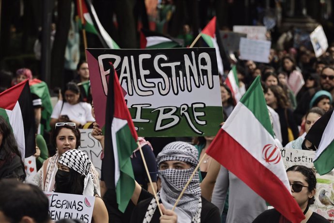 June 15, 2025, Mexico, Cdmx, Mexico: Hundreds of Palestinian supporters and activists demonstrated to demand that the State of Israel stop the attack on Palestine. They marched from the Angel of Independence to the ZĂ�Âłcalo in Mexico City. They condemned