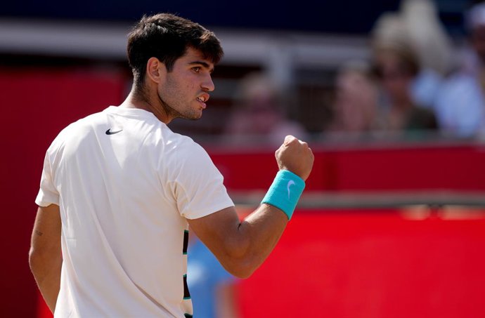 17 de junho de 2025, Reino Unido, Londres: O tenista espanhol Carlos Alcaraz reage durante sua partida de tênis na rodada de 32 de simples masculino contra o australiano Adam Walton no HSBC Championships no The Queen's Club em Londres. Foto: Ben Whitley/P