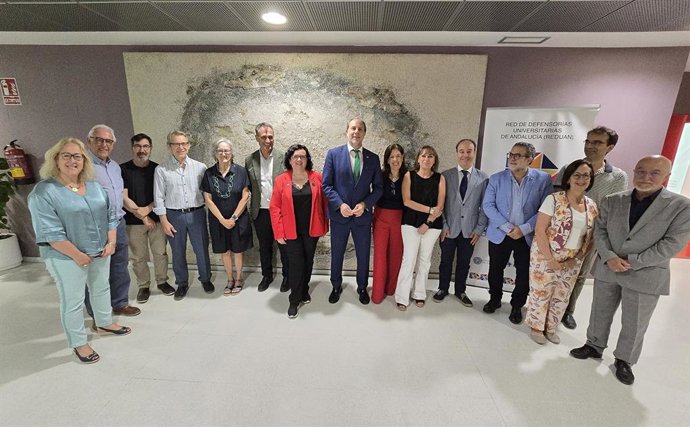 El rector de la UJA, Nicolás Ruiz (c), junto a integrantes de la Red de Defensorías Universitarias de Andalucía.