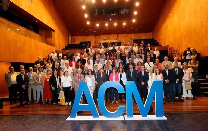 Foto de família de la XXIX Assemblea general ordinària de l'Assemblea Catalana de Municipis i Comarques (ACM) a Banyoles (Girona)