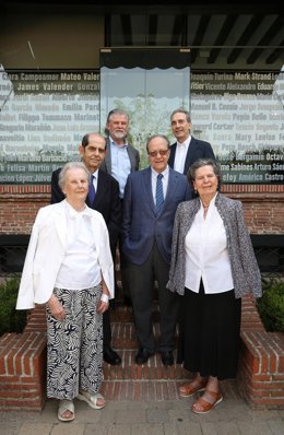 Miembros del jurado junto a Elena Diego, hija del poeta, Juan Cuesta Diego, nieto, y Alicia Gomez Navarro, directora de la Residencia de Estudiantes.