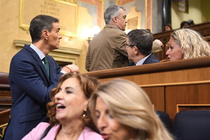 El presidente del Gobierno, Pedro Sánchez, y el portavoz del PSOE, Patxi López, viendo pasar a Santos Cerdán 
