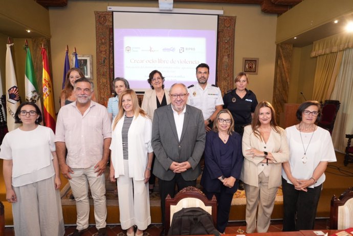Autoridades académicas y representantes institucionales presentes en la presentación del estudio.