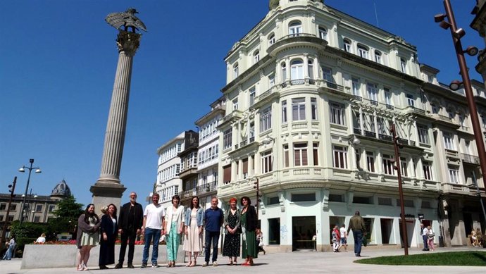 La portavoz nacional del BNG, Ana Pontón, y el teniente de alcalde de Lugo, Rubén Arroxo, junto con otros miembros del BNG.