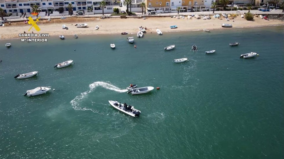 Archivo - Operación de la Guardia Civil, en coordinación con la Guarda Nacional Republicana de Portugal (GNR) y Capitanía Marítima de Huelva para el control de documentación de embarcaciones que incumplen la normativa náutica en Isla Cristina (Huelva).