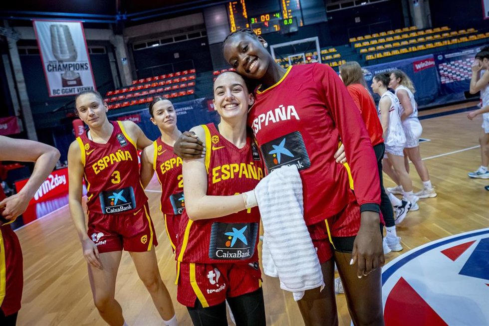 Archivo - Iyana Martín (izda) y Awa Fam (dcha) abrazadas tras un partido de la selección femenina
