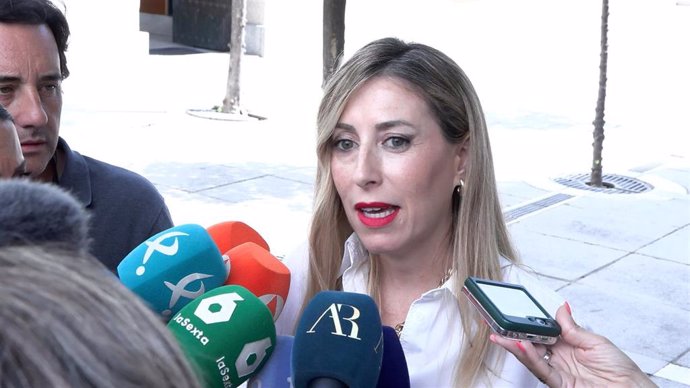 La presidenta de la Junta de Extremadura, María Guardiola, atiende a los medios de comunicación