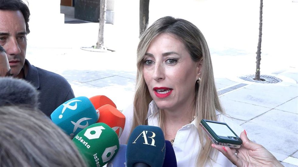 La presidenta de la Junta de Extremadura, María Guardiola, atiende a los medios de comunicación