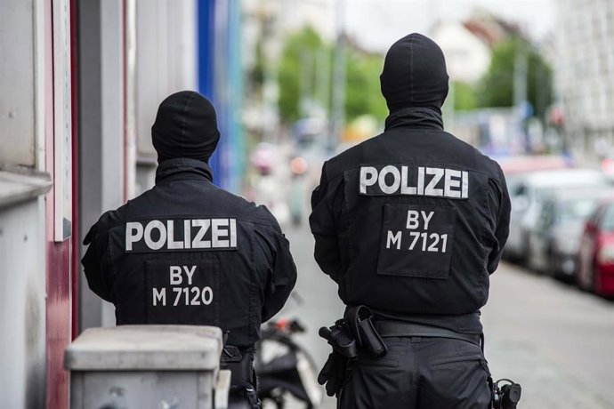 Archivo - Arquivo - 24 de julho de 2024: Cenas da polícia da Baviera e das forças de segurança invadindo o Islamische Vereinigung Bayern no distrito de Pasing, em Munique, Alemanha, como parte da proibição federal que inclui o Islamisches Zentrum Hamburg 