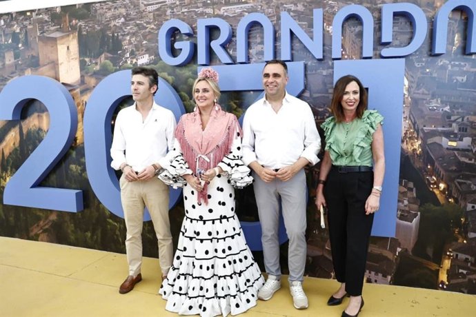 De izquierda a derecha el secretario general del PP de Granada, Jorge Saavedra, la alcaldesa, Marifrán Carazo, el presidente provincial de la formación, Francis Rodríguez, y la consejera de Fomento, Rocío Díaz, en la caseta La Gaviota