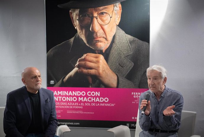 El director artístico del teatro Fernán Gómez Centro Cultural de la Villa, Juan Carlos Pérez de la Fuente, presenta junto a José Sacristán 'Caminando con Antonio Machado, de los días azules a El sol de la infancia', en el Teatro Fernán Gómez, a 17 de juni