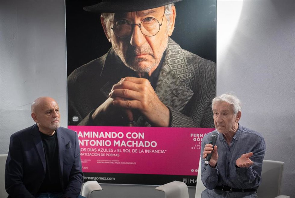 El director artístico del teatro Fernán Gómez Centro Cultural de la Villa, Juan Carlos Pérez de la Fuente, presenta junto a José Sacristán 'Caminando con Antonio Machado, de los días azules a El sol de la infancia', en el Teatro Fernán Gómez, a 17 de ju