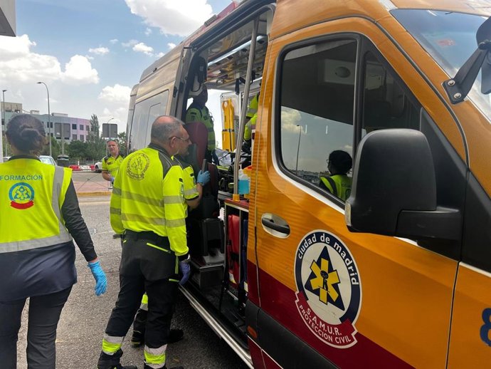 Efectivos de Emergencias Madrid junto a una ambulancia