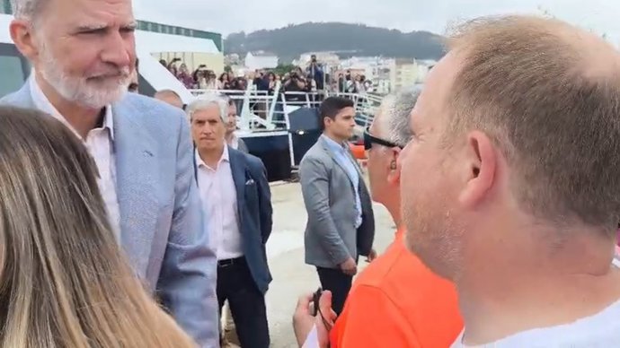 El rey Felipe VI habla con el presidente del comité de empresa de Alcoa, José Antonio Zan