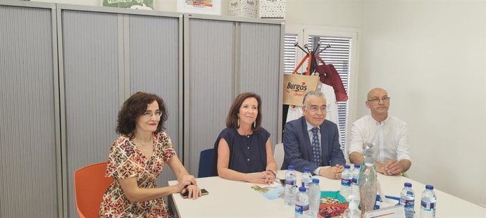 Visita de la directora general de Comercio y Consumo de Castilla y León, María Pettit, al Mercado Sur de Burgos.