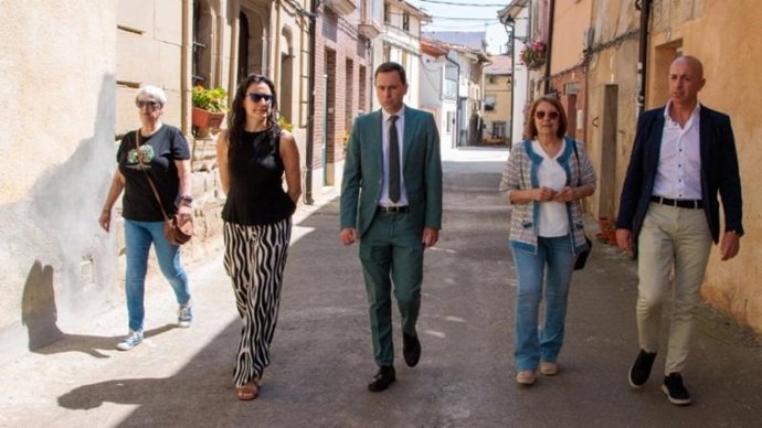 Consejero de Política Local, Infraestructuras y Lucha contra la Despoblación, Daniel Osés, y la alcaldesa de Tormantos, Rebeca Martínez, acompañados del director general de Política Local y Lucha contra la Despoblación, Óscar León, suscriben un convenio