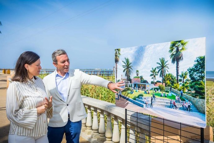 La alcaldesa de San Fernando, Patricia Cavada, y el director de operaciones de Castellana Propierties, Julio García, comprueban obras en Bahía Sur