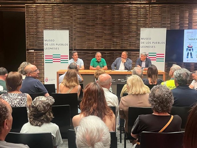 El presidente de la Diputación de León, Gerardo Álvarez Courel (segundo por la derecha) y el director del Museo de los Pueblos Leoneses, Lucas Morán (a su izquierda), en la inauguración de la exposición 'Un viaje nostálgico'.