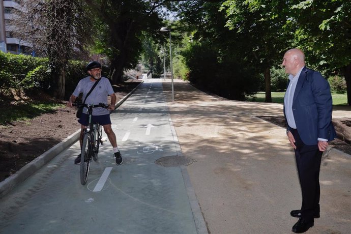 El alcalde de Valladolid, Jesús Julio Carnero, en el carril bici recién inaugurado que ha sido definido por Óscar Puente como "adefesio".