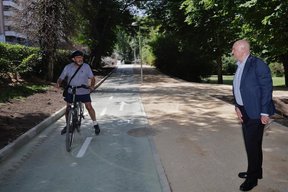 El alcalde de Valladolid, Jesús Julio Carnero, en el carril bici recién inaugurado que ha sido definido por Óscar Puente como "adefesio".