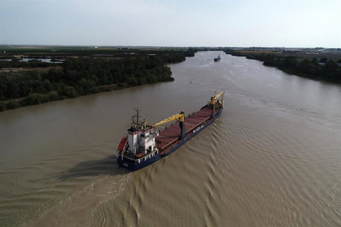 Archivo - Un buque navega por el Guadalquivir.
