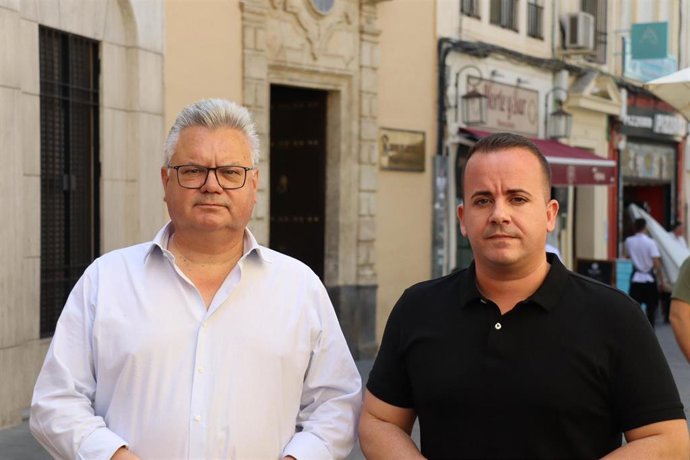 Los socialistas Esteban Morales y Antonio Oliván, ante la Delegación del Gobierno andaluz en Córdoba.
