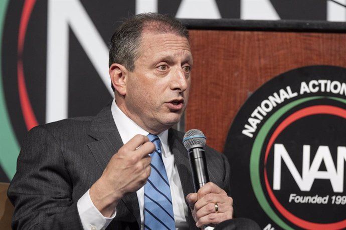 Archivo - April 3, 2025, New York, New York, United States: City Comptroller Brad Lander speaks at the city mayoral candidates forum held by Reverend Al Sharpton at 2025 annual NAN Convention at Sheraton Times Square in New York