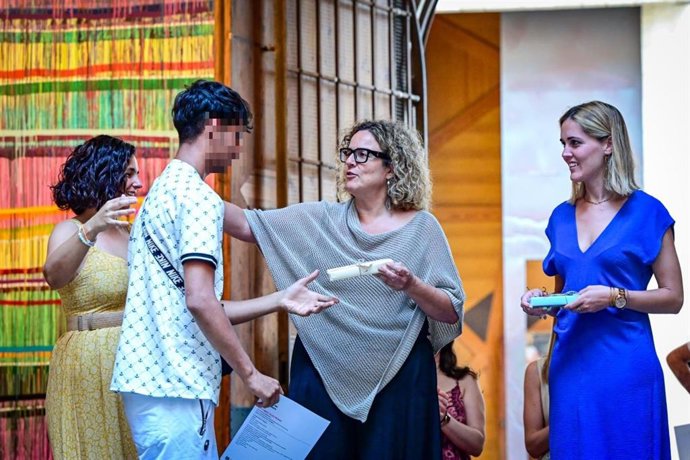 Entrega del diploma del programa Alter Palma a uno de los participantes.