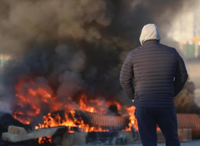 Archivo - Manifestantes en la novena jornada de la huelga del metal en el barrio del Río de San Pedro en Puerto Real a 24 de noviembre 2021 en Puerto Real (Cádiz)