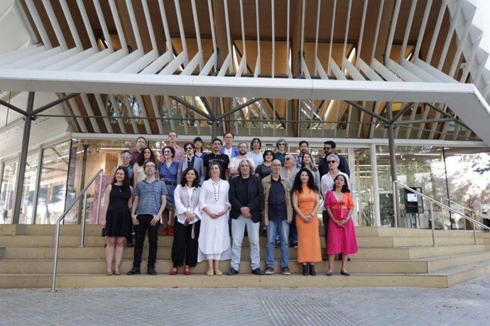 Los participantes del 4 Festival de Literatura Llatinoamericana KM Amèrica con los organizadores