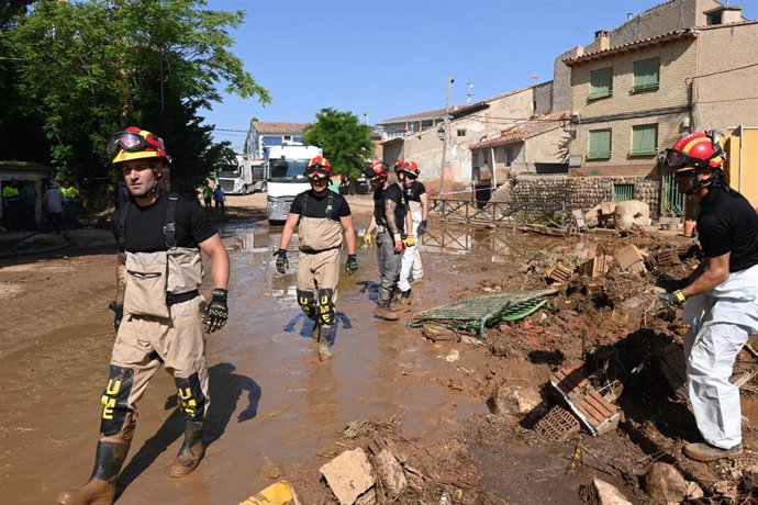 Efectivos de la Unidad Militar de Emergencias (UME) realizan labores de limpieza y desescombro por las inundaciones, a 17 de junio de 2025, en Azuara, Zaragoza (España). 