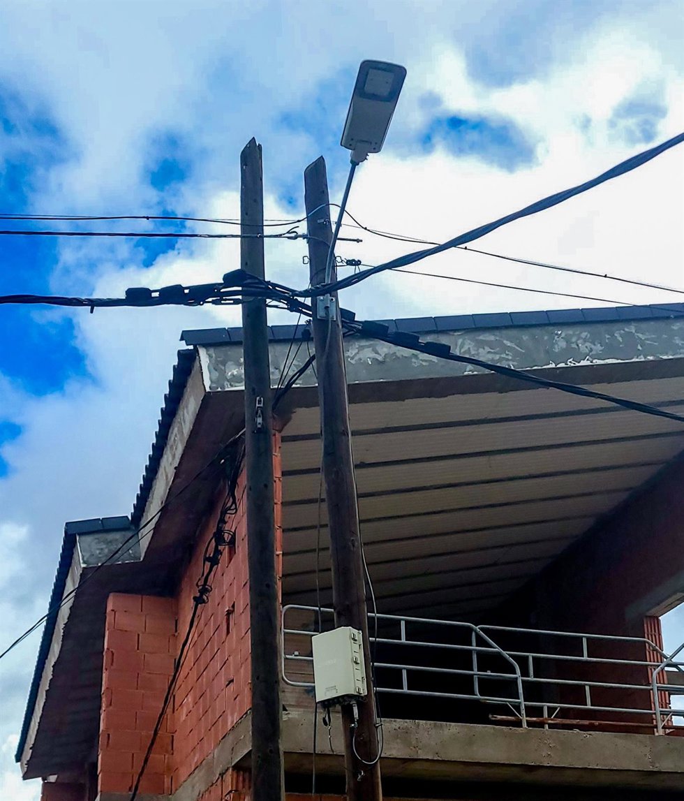 Archivo - Un poste de luz, a 19 de abril de 2025, en Madrid (España). 