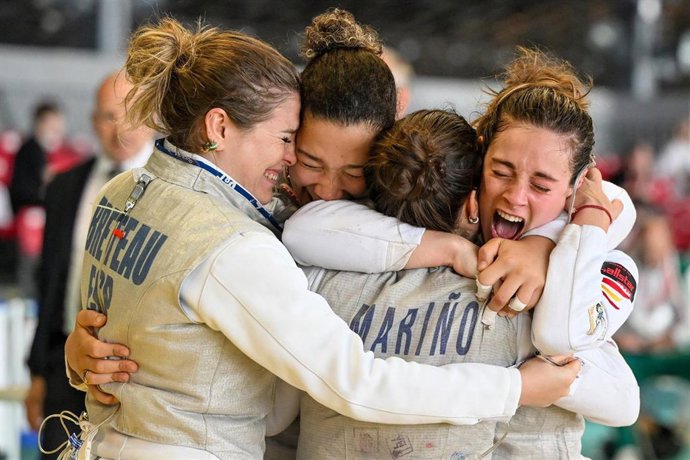 El equipo español femenino de florete, formado por Teresa Díaz, Andrea Breteau, María Mariño y Ariadna Tucker, se cuelga un bronce histórico en el Europeo de esgrima