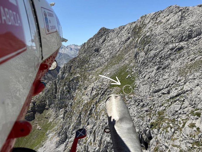 El helicóptero de Cantabria rescata a tres vecinos de Torrelavega enriscados en Picos de Europa
