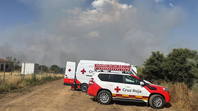 Vehículos de Cruz Roja Extremadura prestan apoyo en el incendio forestal de Plasenzuela.