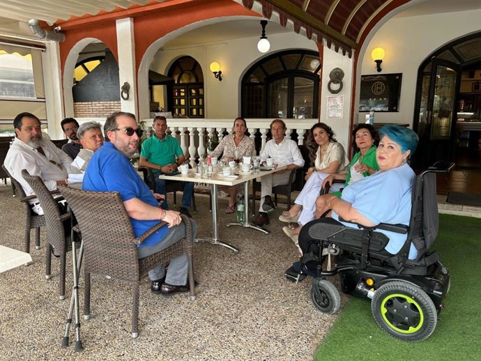 La presidenta provincial de Vox Córdoba, Paula Badanelli, junto al responsable de Organización, José Ramón Márquez, en la reunión de trabajo con la nueva coordinadora de zona del partido judicial.