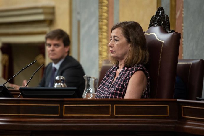 A presidente do Congresso, Francina Armengol, durante uma sessão plenária. Atrás, o secretário-geral, Fernando Galindo