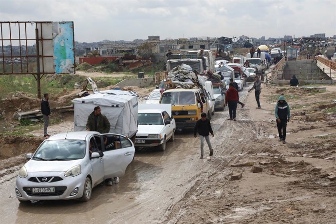 Archivo - Arquivo - 12 de fevereiro de 2025, Territórios Palestinos, Cidade de Gaza: Palestinos deslocados retornam do sul para suas casas no norte enquanto passam pela rua Salah El-deen durante condições climáticas adversas na Cidade de Gaza. Foto: Ali H