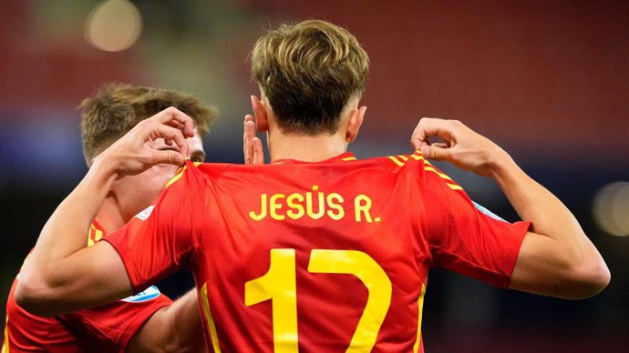 Jesús Rodríguez comemora seu gol pela seleção espanhola sub-21 contra a Itália no Campeonato Europeu.