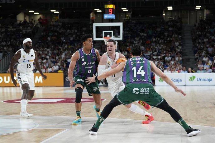 Mario Hezonja, do Real Madrid, em ação durante a partida de basquete da Liga Espanhola, semifinal da Liga ACB Endesa, disputada entre Real Madrid e Unicaja Baloncesto no pavilhão Movistar Arena em 13 de junho de 2025 em Madri, Espanha.