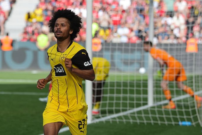 Archivo - Arquivo - 11 de maio de 2025, Renânia do Norte-Vestfália, Leverkusen: Karim Adeyemi, do Dortmund, comemora o terceiro gol de sua equipe durante a partida de futebol da Bundesliga alemã entre Bayer Leverkusen e Borussia Dortmund na BayArena. Foto