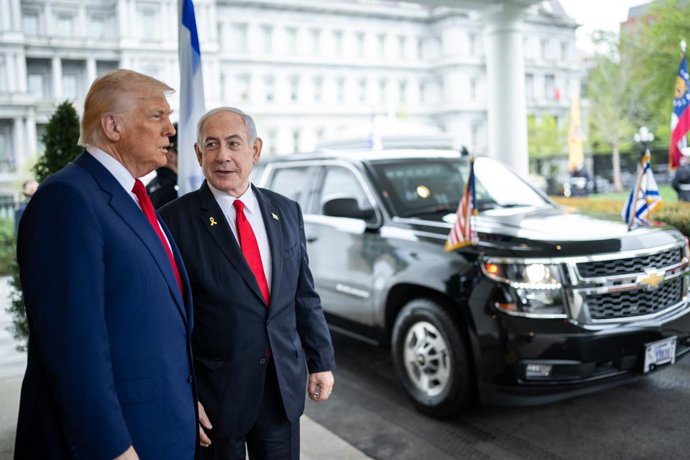 Archivo - 7 de abril de 2025, Washington, Distrito de Columbia, EUA: O presidente Donald Trump cumprimenta o primeiro-ministro israelense Benjamin Netanyahu, na segunda-feira, 7 de abril de 2025, no lobby da ala oeste da Casa Branca.