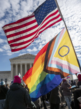 Archivo - 4 de dezembro de 2024, Washington, Distrito de Colúmbia, EUA: A bandeira do arco-íris inclusiva para transgêneros e a bandeira americana são hasteadas em frente à Suprema Corte dos EUA enquanto ela ouve os argumentos orais sobre se o estado do T