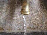 Foto: La exposición a bajos niveles de arsénico en el agua potable se relaciona con menor peso al nacer y parto prematuro