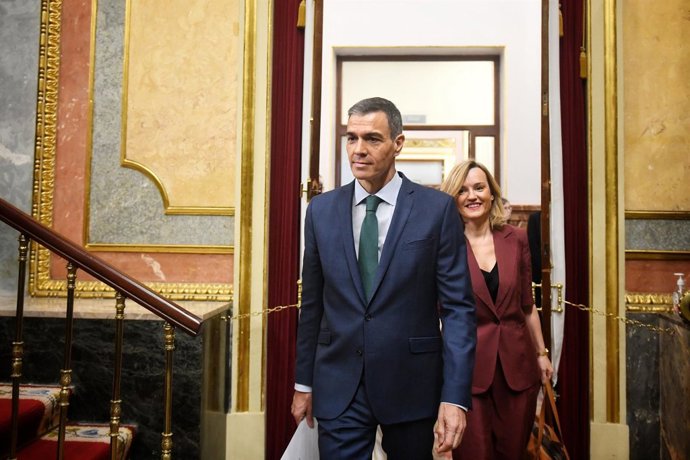 El presidente del Gobierno, Pedro Sánchez, y la ministra Portavoz, de Educación, Formación Profesional y Deportes, Pilar Alegría, durante una sesión de control al Gobierno, en el Congreso de los Diputados, a 11 de junio de 2025, en Madrid (España).