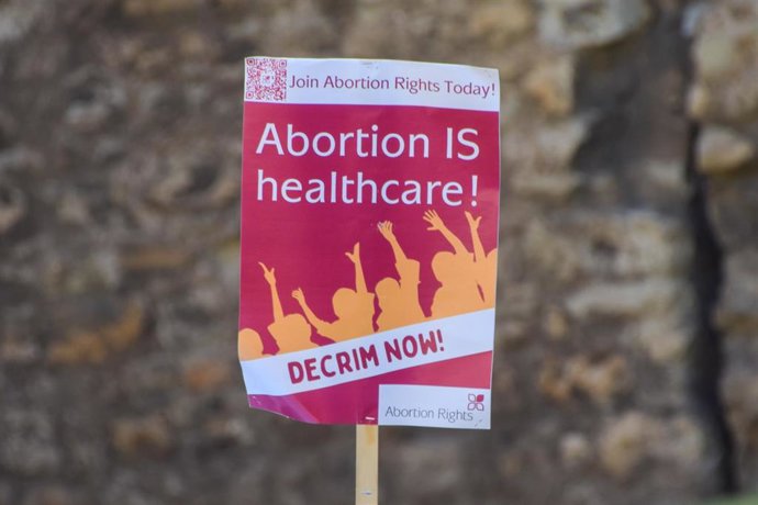 Pancarta a favor de la despenalización del aborto en una concentración frente al Parlamento británico en Londres, Reino Unido