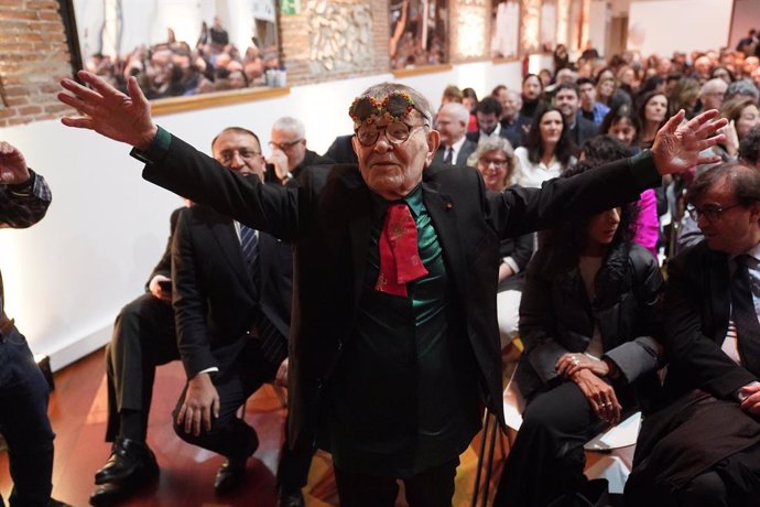 Archivo - El escritor Fernando Arrabal recibe el Premio Zenda de Honor (a una carrera literaria) durante la ceremonia de entrega de la primera edición de los Premios Zenda, en la Real Fábrica de Tapices, a 14 de enero de 2025, en Madrid (España). La prime