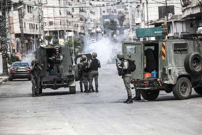 Archivo - Arquivo - Soldados e veículos da IDF durante uma operação no campo de refugiados de Balata, nos arredores de Nablus, na Cisjordânia (arquivo).